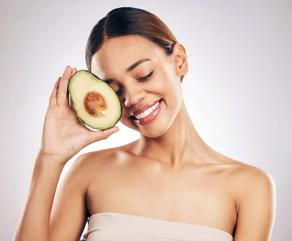 Happy Huidverzorging Vrouw Met Avocado Studio Voor Natuurlijke Cosmetica Gezicht — Stockfoto