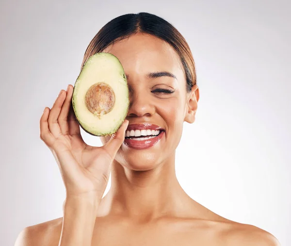 Huid Glimlach Vrouw Met Avocado Studio Voor Organische Gezichts Behandeling — Stockfoto