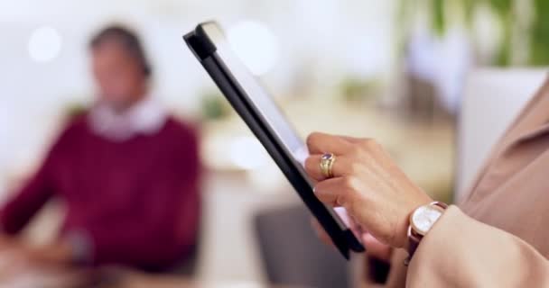 Manos Tableta Búsqueda Oficina Con Mujer Con Planificación Aplicación Horario — Vídeo de stock