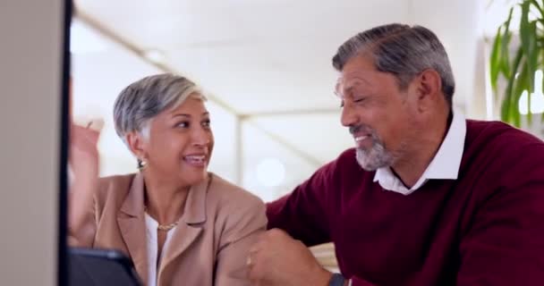 Seniorledelse Morsom Kvinde Mand Med Teknologi Til Forretningsmøde Eller Samarbejde – Stock-video