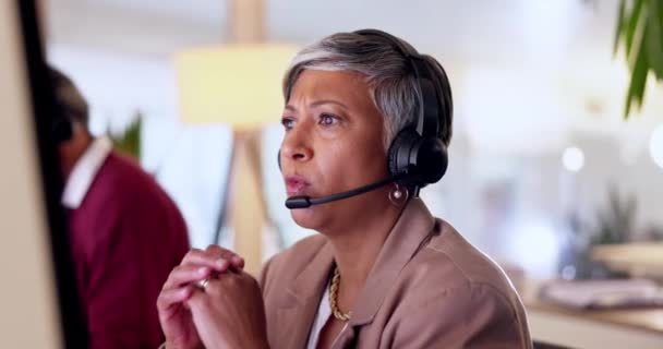 Stres Call Centrum Frustrovaná Seniorka Telefonátu Zákaznické Služby Agentury Indii — Stock video