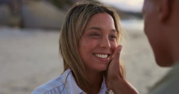 Miłość Dotyk Szczęśliwa Kobieta Mężczyzną Plaży Romantyczną Randkę Podróż Poślubną — Wideo stockowe