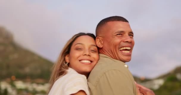 Tertawa Bahagia Dan Berpelukan Pasangan Alam Untuk Percintaan Ikatan Dan — Stok Video