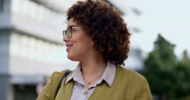 Feliz Ciudad Cara Mujer Negocios Conmutar Con Sonrisa Para Carrera — Vídeos de Stock