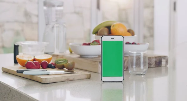Telefono Schermo Verde Cucina Con Frutta App Dieta Tavolo Sfondo — Foto Stock
