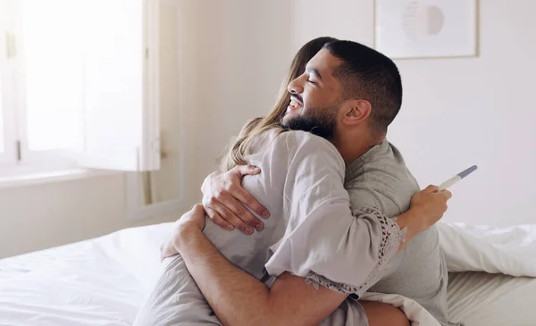 Para Przytulić Szczęśliwy Test Ciążowy Sypialni Domu Wsparcia Aby Świętować — Zdjęcie stockowe