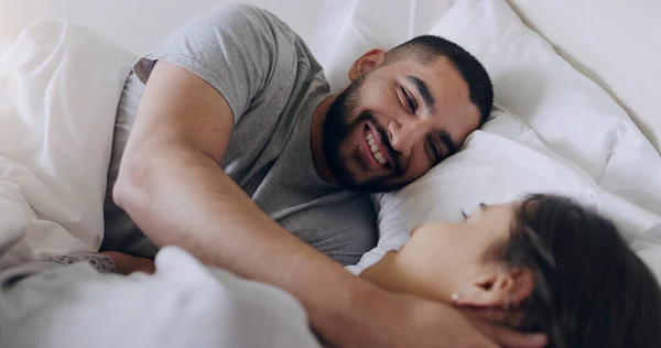 Gesicht Glücklicher Mann Und Entspannen Sie Sich Mit Frau Bett — Stockfoto