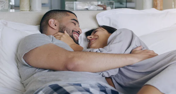 Çift Yatakta Sev Gülümse Yakınlaşma Romantizm Özel Evde Birlikte Güven — Stok fotoğraf