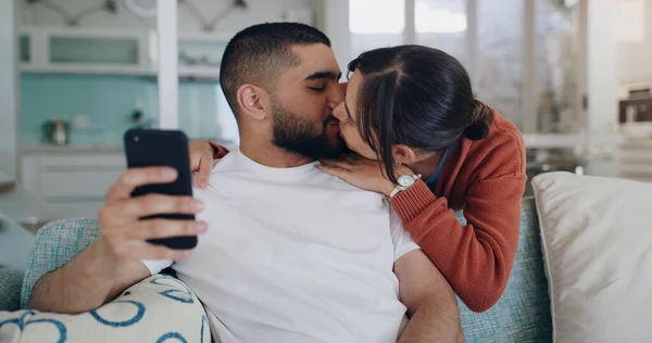 Love Kiss Couple Sofa Phone Embrace Surfing Social Media Post — стоковое фото