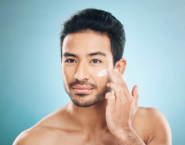 护肤和男人与面霜在工作室自然 保湿和健康的常规 面部水疗 乳液或保湿的男模 用于蓝色背景的皮肤科治疗 — 图库照片