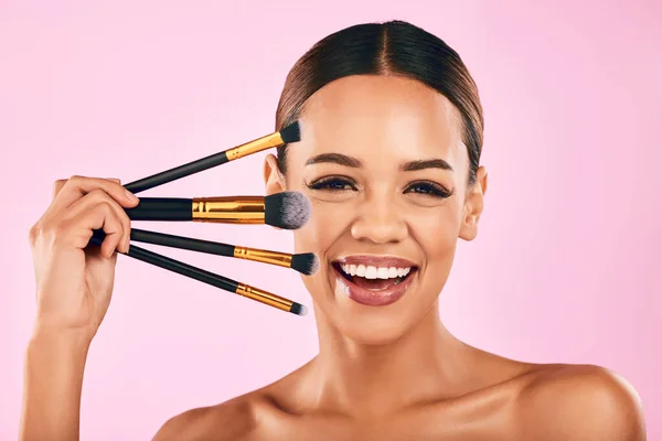 Vrolijke Vrouw Portret Glimlach Make Borstels Voor Schoonheid Cosmetica Tegen — Stockfoto