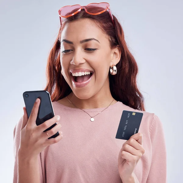 Yatırım Telefon Kredi Kartı Olan Mutlu Bir Kız Stüdyodaki Dijital — Stok fotoğraf