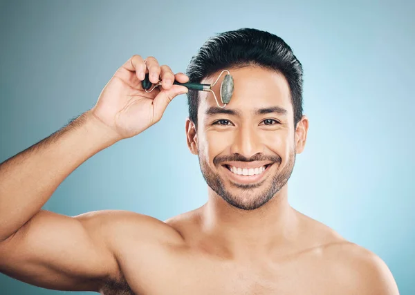 Glad Man Porträtt Eller Ansiktsmassage Med Roller Ansiktsprodukt För Hälsosam — Stockfoto