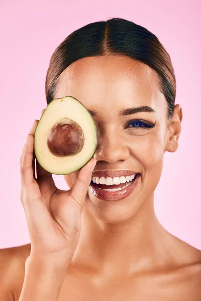 Vrolijke Vrouw Portret Avocado Voor Natuurlijke Huidverzorging Schoonheid Cosmetica Tegen — Stockfoto