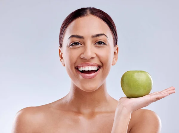 Apple Portré Vagy Boldog Stúdióban Eszik Fehér Alapon Egészséges Táplálkozás — Stock Fotó