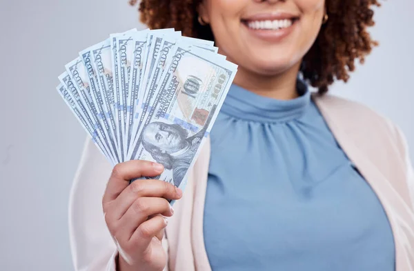 Dinheiro Mulheres Felizes Mãos Isoladas Fundo Estúdio Para Ganhar Sucesso — Fotografia de Stock