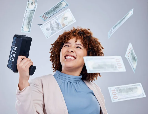 Peníze Střelba Šťastná Žena Izolované Pozadí Studia Výhry Cashback Úspěch — Stock fotografie