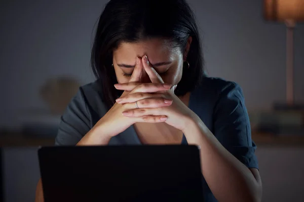 Kobieta Laptop Noc Biurze Stresem Usterkę Błąd 404 Wypalenie Pracy — Zdjęcie stockowe