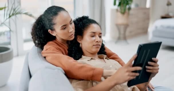 Lesbisch Echtpaar Vrouwen Ontspannen Bank Met Tablet Blij Met Online — Stockvideo