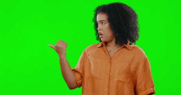 Rosto Tela Verde Chocado Mulher Apontar Para Informações Promocionais Varejo — Vídeo de Stock