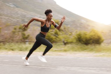 Sporcu, fitness ve hızlı zenci kadın açık hava sporları için koşuyor, spor yapıyor ve maraton için egzersiz yapıyor. Güçlü, sağlıklı ve sağlıklı bir kadın ya da hızlı koşan biri..