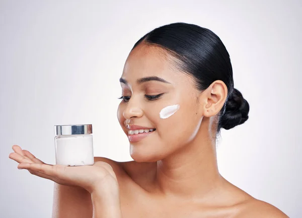 Šťastná Žena Pleťový Krém Produkt Kosmetice Nebo Hydratační Krém Úsměvem — Stock fotografie