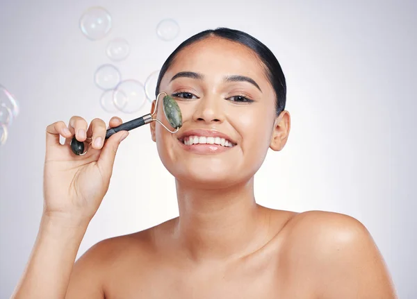 Piękno Wałek Twarzy Kobieta Studiu Promieni Skóry Dermatologii Lub Kosmetyków — Zdjęcie stockowe