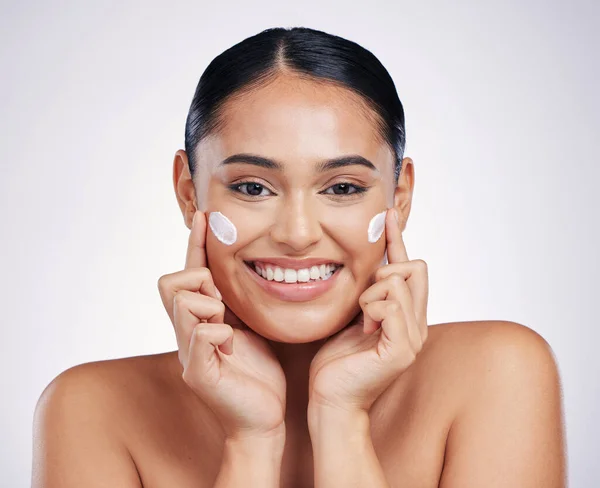 Glückliche Frau Porträt Und Lächeln Mit Creme Für Hautpflege Feuchtigkeitscreme — Stockfoto