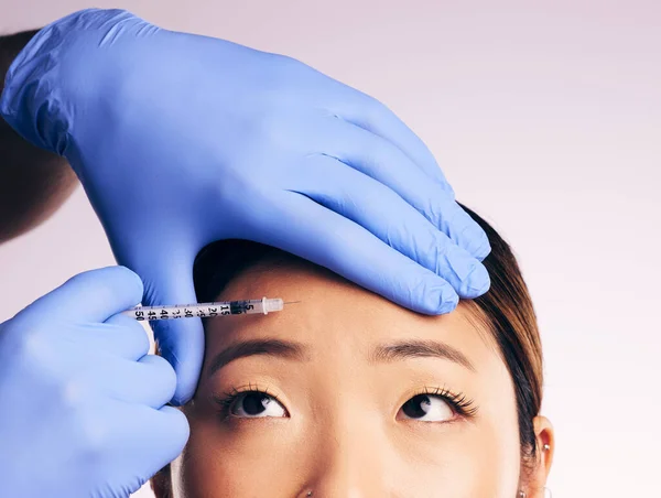 Gesichtspflege Stirninjektion Und Asiatische Frau Studio Isoliert Auf Weißem Hintergrund — Stockfoto