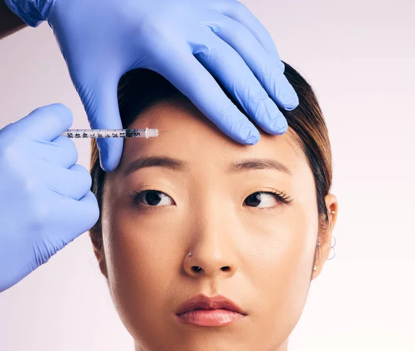 Stirninjektion Gesichtspflege Und Asiatische Frau Studio Isoliert Auf Weißem Hintergrund — Stockfoto
