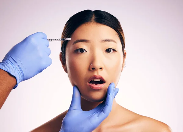 Gezicht Huidverzorging Injectie Verrassing Aziatische Vrouw Studio Geïsoleerd Een Witte — Stockfoto