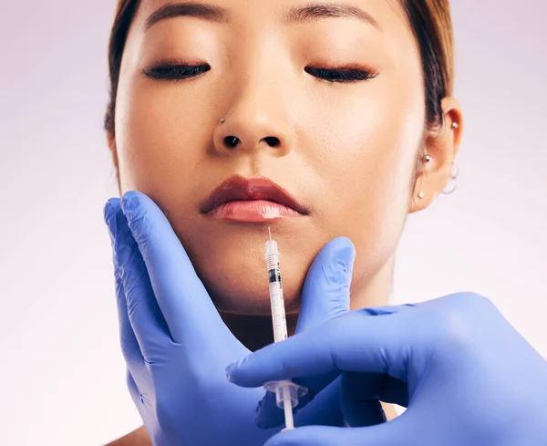 Inyección Labios Cuidado Piel Mujer Con Cirugía Plástica Estudio Aislado — Foto de Stock