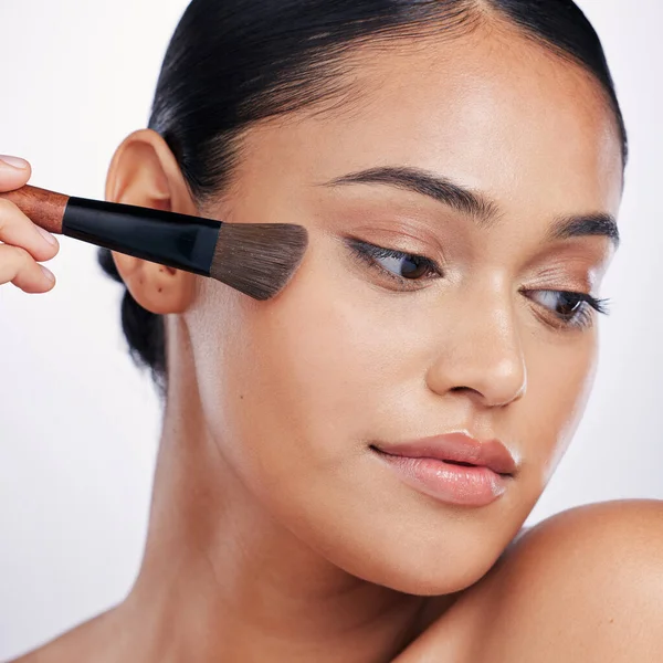 Maquillaje Cepillo Facial Belleza Una Mujer Estudio Para Resplandor Piel — Foto de Stock