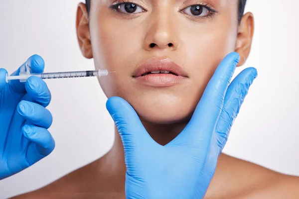 Portret Kobiety Igły Studio Ust Zabiegów Chirurgicznych Lub Kosmetyków Skóry — Zdjęcie stockowe