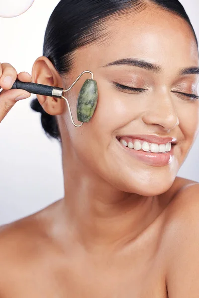 Gezicht Roller Huid Een Vrouw Studio Voor Schoonheid Gloeien Dermatologie — Stockfoto
