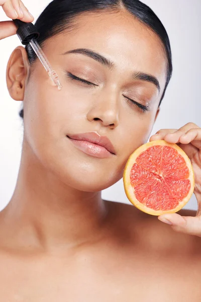 Vrouw Gezicht Olie Met Schoonheid Grapefruit Huidverzorgingsserum Met Natuurlijke Cosmetica — Stockfoto