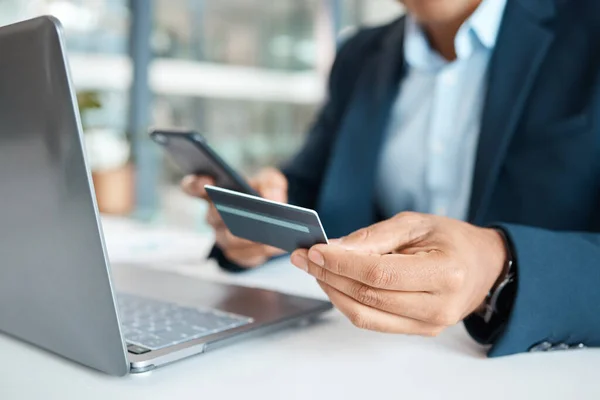 Kredi Kartı Adamı Elleri Bilgisayarında Online Bankacılık Ödeme Ecommerce Mağazası — Stok fotoğraf