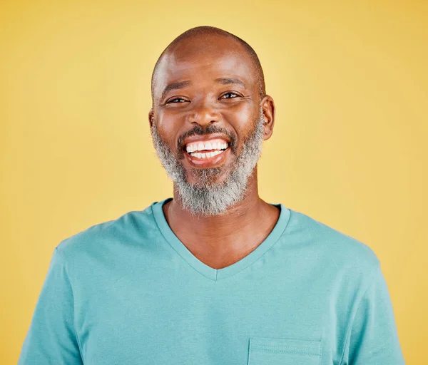 Зрелый Африканский Мужчина Смех Студийный Портрет Счастьем Комический Смешной Жёлтом — стоковое фото