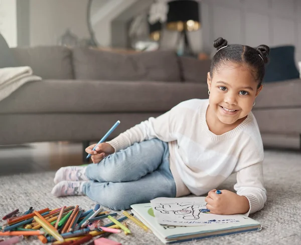 Portret Szczęśliwego Dziecka Dziewczyny Ołówków Kolorowania Podłodze Salonie Edukacji Uczenia — Zdjęcie stockowe