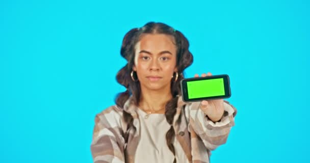 绿色屏幕和严肃的女性在工作室广告网站 移动应用或坏的评级 带智能手机的不快乐女性形象在服务 反馈或评论中的表现 — 图库视频影像