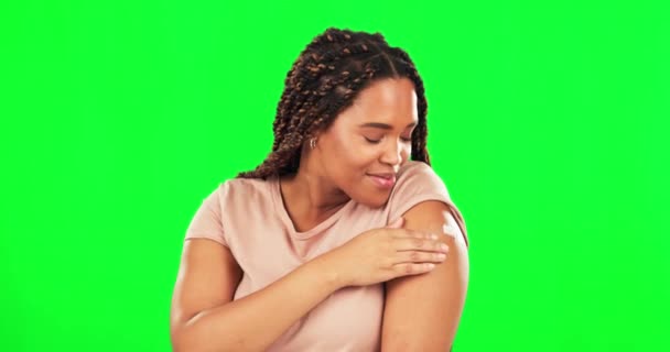 Зеленый Экран Вакцина Счастливая Женщина Повязкой Руке Здоровья Здоровья Медицинской — стоковое видео