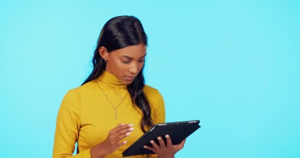 Tableta Fallo Técnico Mujer Frustrada Estudio Con Correo Electrónico Estafa — Vídeos de Stock