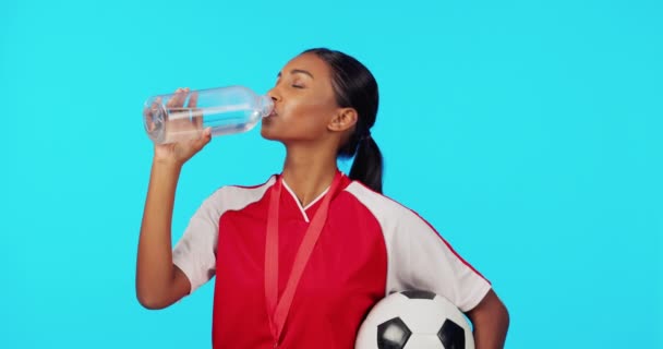Kvinna Idrottsman Dricksvatten Och Studio För Sport Fotboll Utbildning Eller — Stockvideo