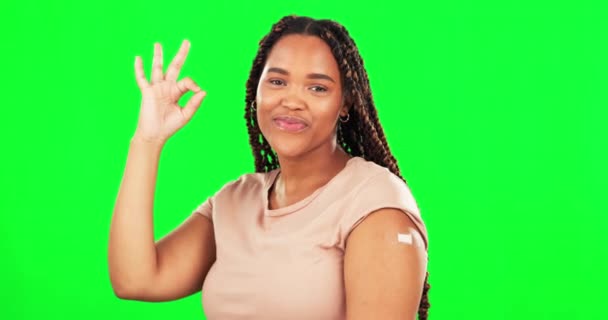 Πράσινη Οθόνη Εμβόλιο Και Ευτυχισμένη Γυναίκα Γύψο Εντάξει Χέρι Σημάδι — Αρχείο Βίντεο