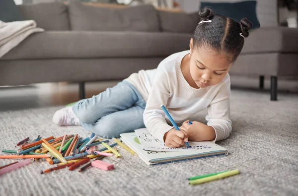 小女孩 小孩和铅笔躺在地板上 在客厅里为教育 学习或创造性发展配上着色书 用于写作 绘画或创作艺术项目的可爱儿童 书籍和蜡笔 — 图库照片