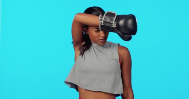 Boxeo Femenino Rostro Cansado Fondo Estudio Con Ejercicio Descanso Entrenamiento — Vídeos de Stock