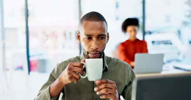 Kahve Dizüstü Bilgisayar Siyahi Bir Adam Ofiste Vizyon Yenilik Fikirlerle — Stok video