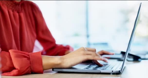 女性则在笔记本电脑上打字 在数字机构 创业公司和办公室的生产力方面为博客撰写内容 有工作流程的抄袭 键盘和互联网 以及工作中的女性撰稿人 — 图库视频影像