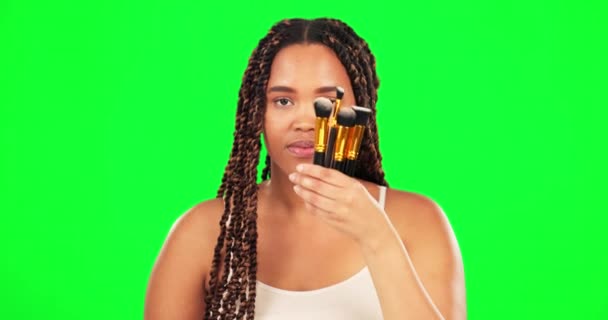 Cubre Cara Mujer Con Pinceles Maquillaje Pantalla Verde Cambio Estético — Vídeo de stock