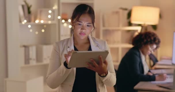 Noche Tableta Digital Mujer Negocios Feliz Oficina Para Proyecto Inspiración — Vídeos de Stock